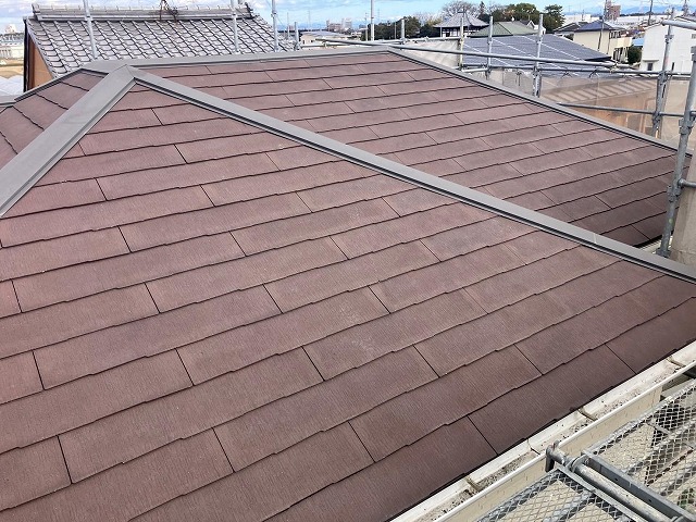 羽島市でスレート板が割れた屋根の差し替え工事、薄くて軽いのでヒビが入りやすい素材